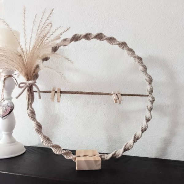 Macrame kruh na drevenom stojane